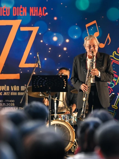 Chương trình mở đầu có sự tham gia của Nghệ sĩ Ưu tú Quyền Văn Minh, Câu lạc bộ Bình Minh Jazz, cùng các ca sĩ, giảng viên và sinh viên đến từ các cơ sở đào tạo nghệ thuật chuyên nghiệp.