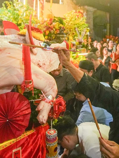 Khác với nhiều lễ hội khác, kiệu rước Thành hoàng là trung tâm đám rước thì ở làng La Phù (xã An Khánh, Hà Nội) kiệu lại dành để khiêng “ông lợn”.