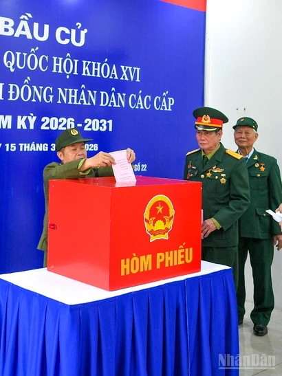 Quy trình hướng dẫn cử tri bỏ phiếu được thực hành nhằm bảo đảm đúng quy định trong ngày bầu cử.