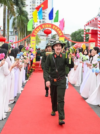 Tân binh phấn khởi đi qua cổng vinh quang, thực hiện nghĩa vụ với Tổ quốc.