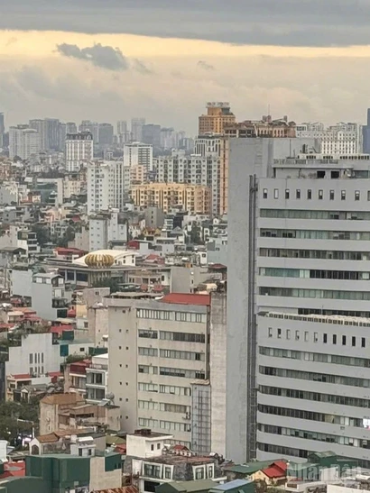 Bầu trời Hà Nội từ khu MIPEC Tây Sơn nhìn ra hửng nắng vào 16 giờ 6 phút ngày 13/12 và không khí trong lành hơn sau nhiều ngày ám bụi dày. (Ảnh: THU HÀ)