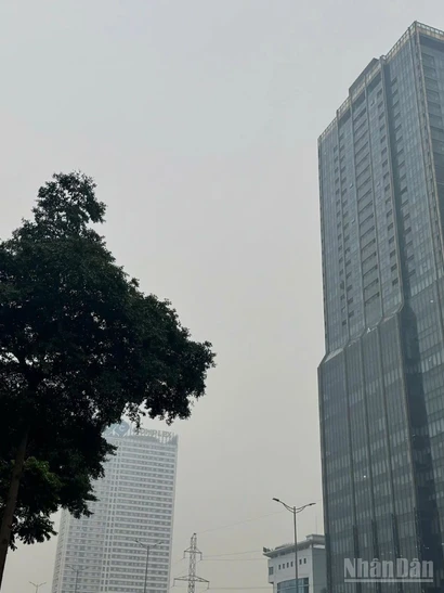 Bầu trời Hà Nội luôn trong tình trạng mờ mịt vì khói bụi. 