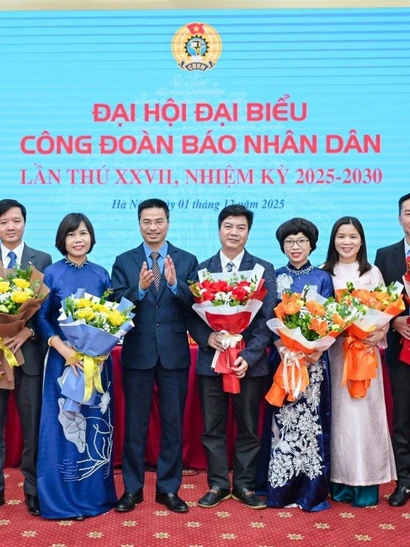 Phó Chủ tịch thường trực Công đoàn Khoa học và Công nghệ Việt Nam Phạm Quang Hưởng tặng hoa chúc mừng Ban Chấp hành Công đoàn Báo Nhân Dân khóa XXVII, nhiệm kỳ 2025-2030.