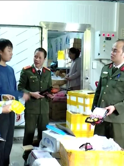 [Video] Phát hiện gần 1,2 tấn thực phẩm đông lạnh quá hạn sử dụng