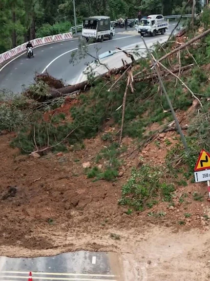 [Video] Mưa lớn gây sạt lở đèo, hàng nghìn nhà dân ngập sâu tại Lâm Đồng và Khánh Hòa