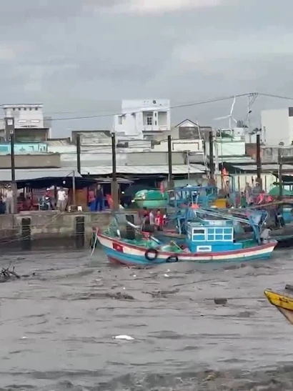 [Video] Lũ lớn trên sông Liên Hương, hàng chục phương tiện của ngư dân bị chìm và trôi ra biển