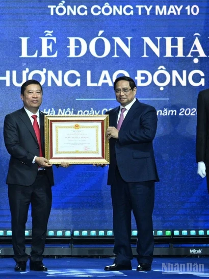 Thủ tướng Phạm Minh Chính trao Huân chương Lao động hạng Nhất cho Tổng công ty May 10.