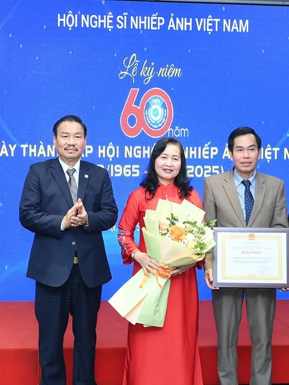 Ông Đoàn Thành Nô, Phó Bí thư phụ trách Đảng ủy, Phó Chủ tịch Thường trực Liên hiệp các Hội Văn học Nghệ thuật Việt Nam trao bằng khen tặng Hội Nghệ sĩ Nhiếp ảnh Việt Nam.