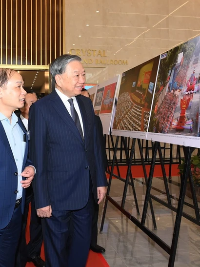 Tổng Bí thư Tô Lâm tham quan không gian trưng bày sách, triển lãm ảnh và thành tựu chuyển đổi số trong báo chí.