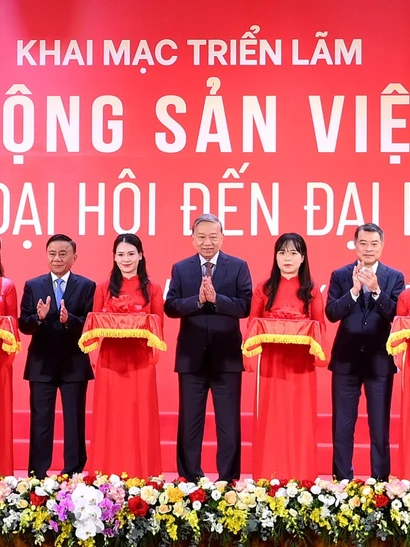 Tổng Bí thư Tô Lâm và các đồng chí lãnh đạo Đảng, Nhà nước cắt băng khai mạc Triển lãm “Đảng Cộng sản Việt Nam - Từ Đại hội đến Đại hội”. (Ảnh: ĐĂNG KHOA)