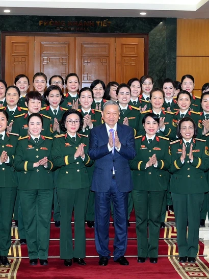 Tổng Bí thư Tô Lâm và các đại biểu tham dự cuộc gặp mặt đoàn đại biểu tiêu biểu dự Đại hội đại biểu Phụ nữ Quân đội lần thứ VIII.