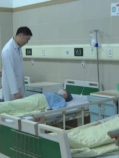 [Video] Người dân không còn phải tạm ứng viện phí khi nhập viện