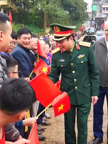 [Video] Thông cầu phao Đoan Hùng qua sông Lô