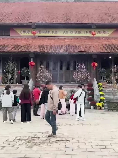 [Video] Hàng nghìn người đi lễ cầu an tại Phủ Tây Hồ dịp đầu xuân