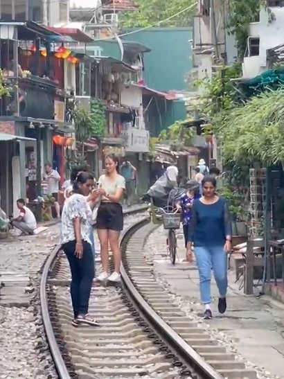 [Video] Hà Nội phạt nguội phố cà phê đường tàu bằng công nghệ AI