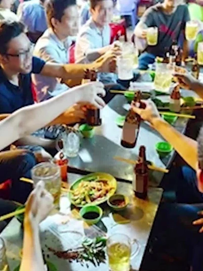 [Video] Lạm dụng rượu bia dịp Tết: Nguy cơ sức khỏe và tai nạn giao thông