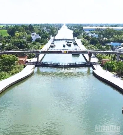 Công trình thủy lợi cống âu Rạch Mọp nhìn từ trên cao.