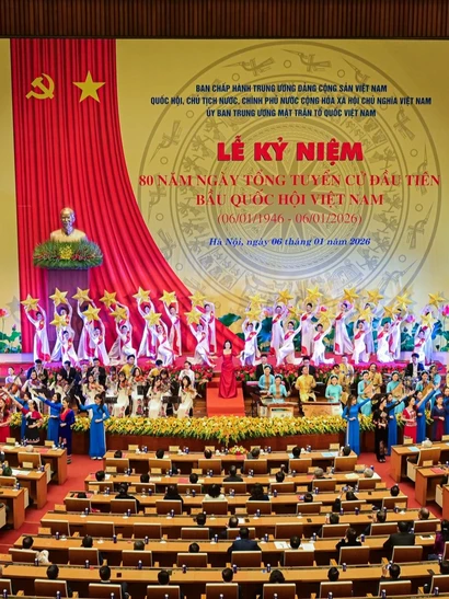 Chương trình nghệ thuật chào mừng Lễ kỷ niệm 80 năm Ngày Tổng tuyển cử đầu tiên bầu Quốc hội Việt Nam. (Ảnh: BẢO LONG)