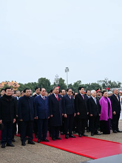 Tổng Bí thư Tô Lâm, Chủ Tịch nước Lương Cường, Thủ tướng Phạm Minh Chính, Chủ tịch Quốc hội Trần Thanh Mẫn, Thường trực Ban Bí thư Trần Cẩm Tú cùng các đồng chí lãnh đạo, nguyên lãnh đạo Đảng, Nhà nước và các đại biểu Quốc hội thành kính tưởng nhớ công lao to lớn của Chủ tịch Hồ Chí Minh