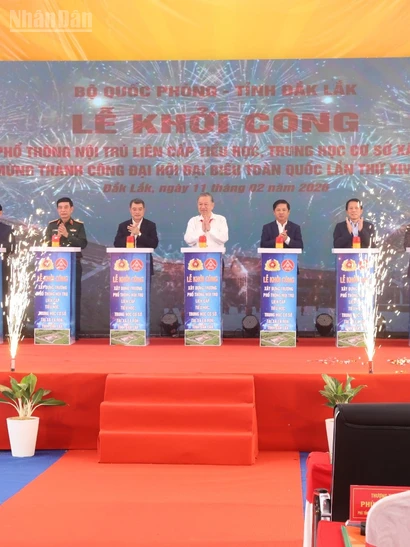 Tổng Bí thư Tô Lâm và các đồng chí lãnh đạo Đảng, Nhà nước ấn nút khởi công công trình.