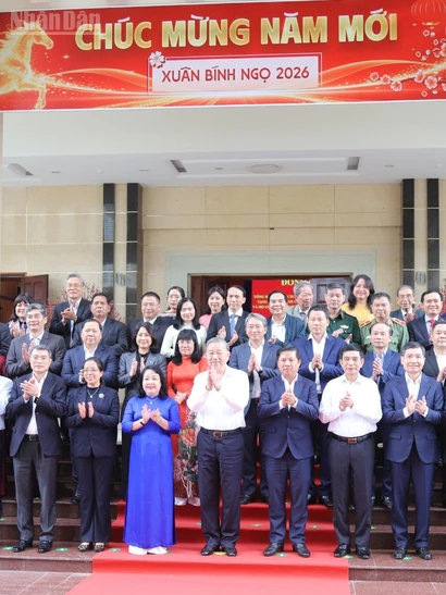 Tổng Bí thư Tô Lâm và các đồng chí lãnh đạo Đảng, Nhà nước chụp hình lưu niệm với Ban Thường vụ Tỉnh ủy Đắk Lắk.