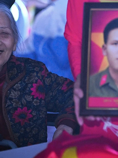 Gia đình liệt sĩ mừng rỡ trong giây phút đoàn tụ tại chương trình.