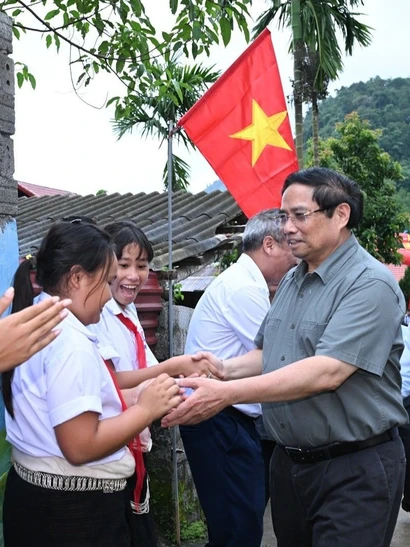 Ảnh - Trang 1 Thủ Tướng Phạm Minh Chính Và Các Em Học Sinh Xã Miền Núi Bát Mọt.