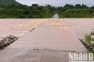 Nhiều ngầm tràn ở huyện miền núi Đakrông và Hướng Hóa bị ngập từ 0,5-1m gây chia cắt giao thông.