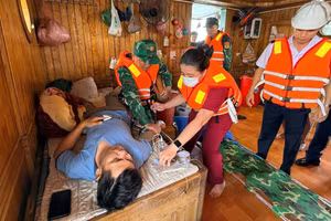 Lực lượng chức năng tiến hành sơ cứu cho thuyền trưởng tàu Quang Anh 69.