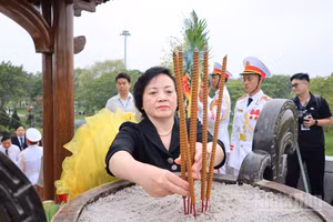 Phó Thủ tướng Chính phủ Phạm Thị Thanh Trà dâng hương tại Đài tưởng niệm trung tâm, Di tích quốc gia đặc biệt Thành Cổ Quảng Trị.