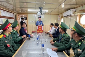 Cán bộ, chiến sĩ lực lượng Hải quân tham gia bỏ phiếu trên biển.