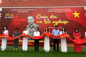 Ban tổ chức cắt băng khai mạc triển lãm “Đại tướng Võ Nguyên Giáp - Cuộc đời và sự nghiệp”.