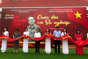 Ban tổ chức cắt băng khai mạc triển lãm “Đại tướng Võ Nguyên Giáp - Cuộc đời và sự nghiệp”.