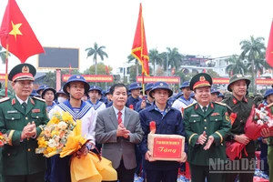 Bí thư Tỉnh ủy Nguyễn Văn Phương, Thiếu tướng Lê Văn Vỹ, Phó Tham mưu trưởng Quân khu 4 và lãnh đạo các ban, sở, ngành, địa phương tặng hoa động viên tân binh lên đường nhập ngũ.