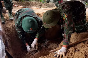 Quy tập hài cốt liệt sĩ tại xã Khe Sanh. (Ảnh: Đoàn Kinh tế-Quốc phòng 337)