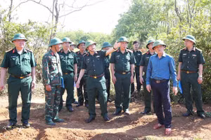 Đoàn công tác kiểm tra thực địa các vị trí tổ radar xuyên đất kiến nghị đào khảo sát. (Ảnh: Hoàng Cuối)