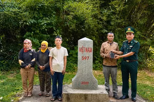 Đồn Biên phòng Hướng Phùng tiếp nhận di vật và thông tin mộ liệt sĩ từ gia đình ông Hồ Văn Vang.