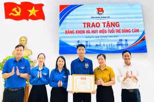 Em Lê Đức Trung nhận Bằng khen của Trung ương Đoàn.
