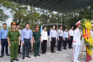 Các đại biểu dâng hoa tri ân các anh hùng liệt sĩ tại Nghĩa trang liệt sĩ quốc gia Trường Sơn.