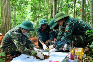 Đội quy tập hài cốt liệt sĩ Đoàn Kinh tế-Quốc phòng 337 phát hiện, cất bốc hài cốt liệt sĩ.