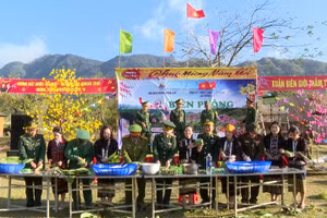 Gói và nấu bánh chưng tặng cho nhân dân trên địa bàn biên giới vui Xuân đón Tết.