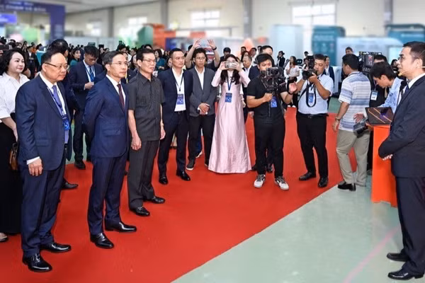 Đại diện SHB giới thiệu Giải pháp tài chính số SAHA Shop tới Thống đốc Phạm Đức Ấn và các đại biểu. (Ảnh: SHB) 