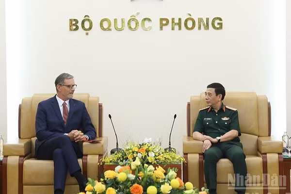 Đại tướng Phan Văn Giang tiếp Đại sứ Olivier Brochet.