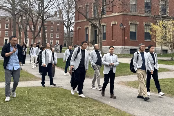 Một đoàn khách tham quan đi qua khuôn viên Đại học Harvard ở Cambridge, Massachusetts. (Ảnh: Đoàn Hùng-PV TTXVN)