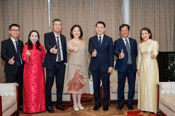 Thứ 4 từ bên phải sang Bà Quách Trúc Thanh-Phó cục trưởng Cục Văn hóa và Du lịch Bắc Kinh, thứ 2 từ phải sang ông Đỗ Quang Tùng-Tham tán Đại sứ quán Việt Nam tại Bắc Kinh. (Ảnh: KHÔI MINH)