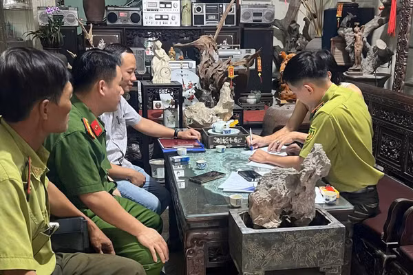 Công an Ninh Bình tăng cường công tác tuyên truyền, phổ biến pháp luật liên quan bảo vệ động vật hoang dã, chim di cư. (Ảnh: Công an Ninh Bình)