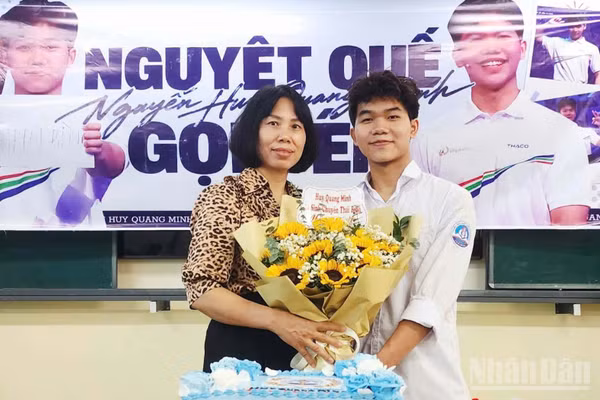 Thạc sĩ Nguyễn Thị Hiền, Phó Hiệu trưởng Trường trung học phổ thông chuyên Thái Bình chúc mừng em Nguyễn Huy Quang Minh giành tấm vé vào chung kết năm “Đường Lên Đỉnh Olympia”. (Ảnh: MAI TÚ)