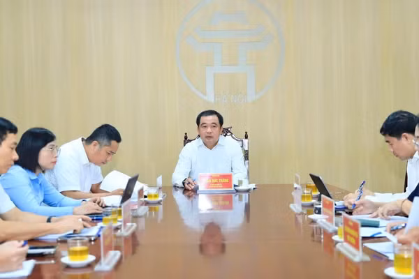 Bí thư Thành ủy Hà Nội Trần Đức Thắng chủ trì buổi tiếp công dân. (Ảnh: Quang Thái/TTXVN)