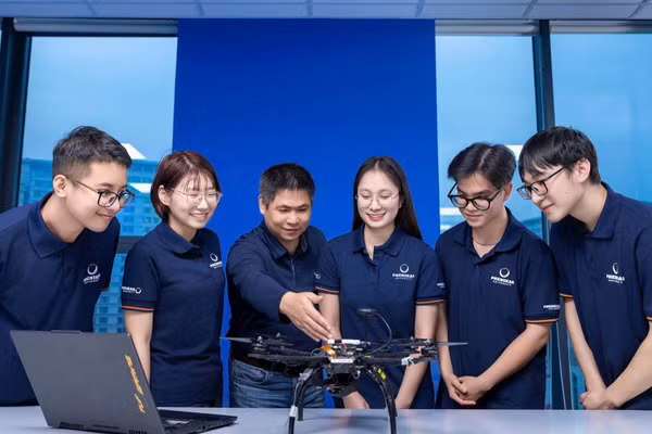 Giảng viên và sinh viên Trường Công nghệ thông tin, Đại học Phenikaa trao đổi, thực hành. (Ảnh: PHƯỚC AN)