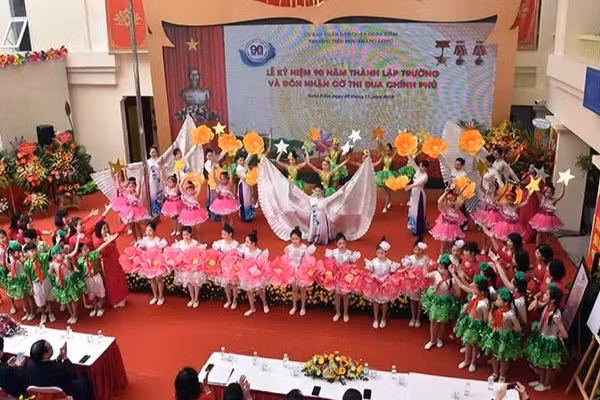 Tiết mục biểu diễn văn nghệ đặc sắc ôn lại truyền thống hào hùng 90 năm trường tiểu học Thăng Long.